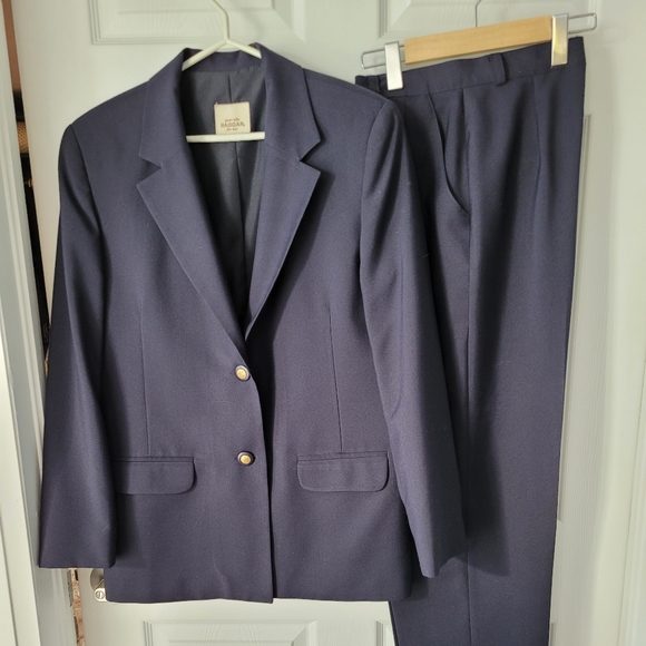 Haggar Navy blue 2 pce pant suit - Picture 2 of 16